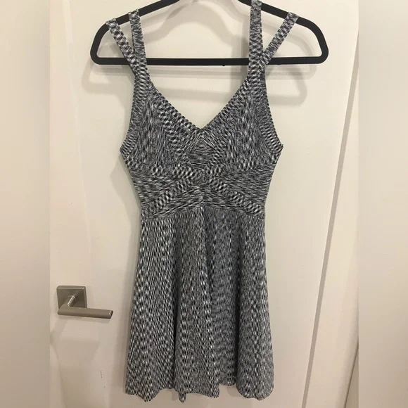 GUESS BLACK AND WHITE DRESS - Picture 5 of 6